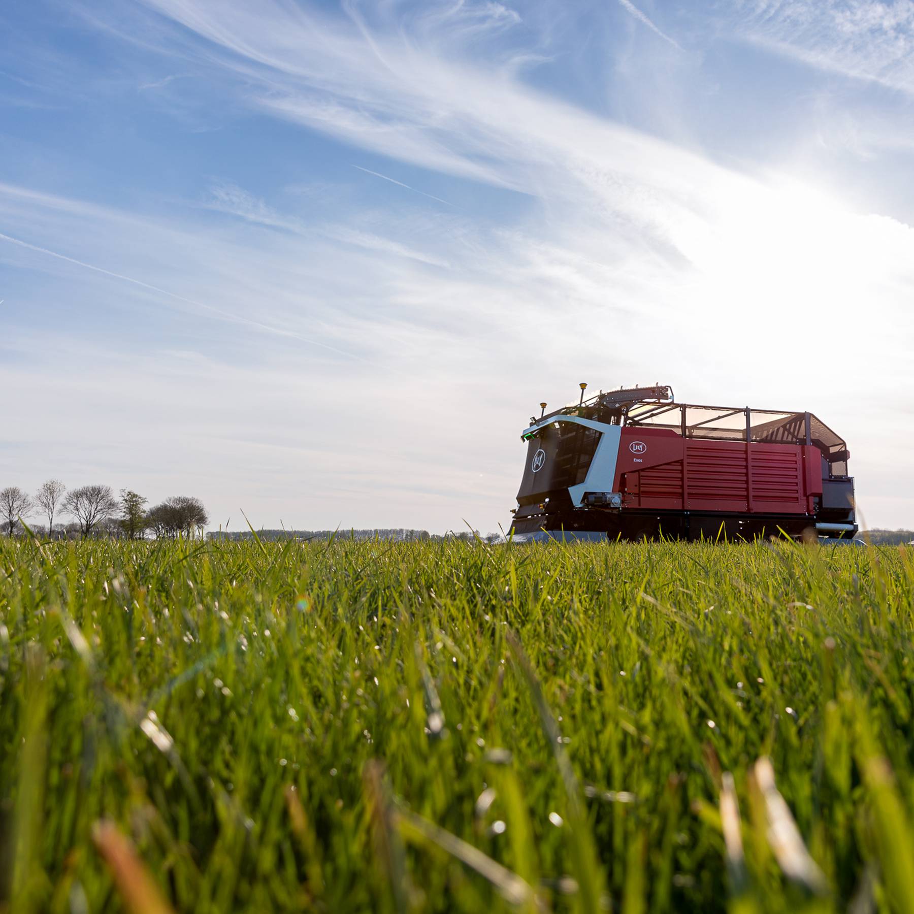 Der Lely Exos revolutioniert die Milchviehhaltung durch autonome Ernte und Fütterung von frischem Gras, was zu einer nachhaltigeren und effizienteren Milchproduktion führt.